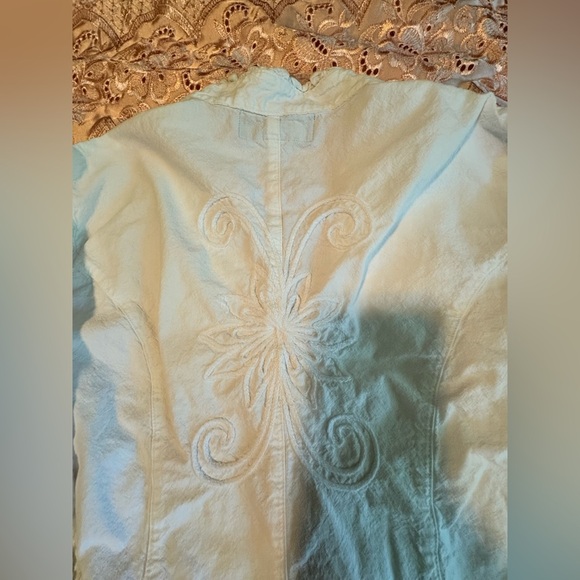 Gretty Zueger White Ruffled 3/4 Sleeve Blouse with Mandarin Collar - Picture 13 of 13